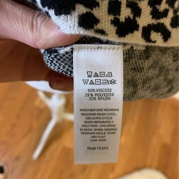 Cynthia Rowley Women’s leopard print sweater size M - Picture 3 of 7